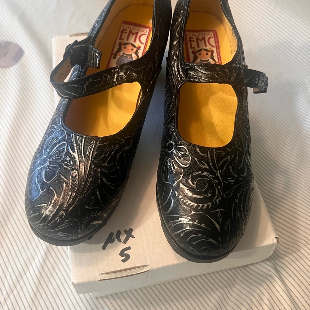 Gorgeous Stamped Silver/Black Folklorico Shoes. These were custom 🫶🏼❤️🫶🏼💙🥰👆🎉👏